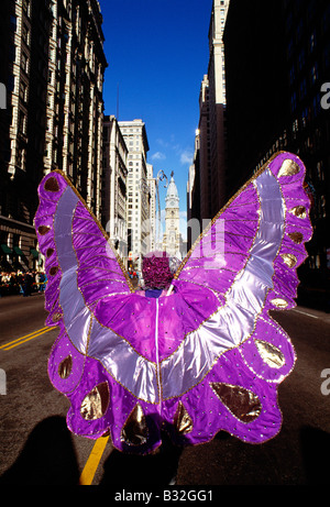 Ballerini in costume strutting down Broad Street durante l annuale Philadelphia Capodanno Mummers Parade. Foto Stock