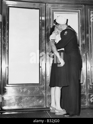 U.S. sailor & ragazza celebrare la notizia della fine della guerra con il Giappone. Trans-Lux Theatre di New York Time Square, 14 agosto 1945 Foto Stock