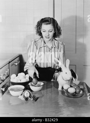 Rendendo le uova colorate per la Pasqua Foto Stock