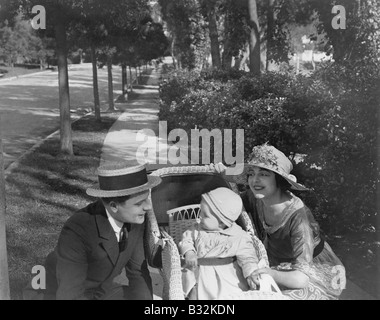 I genitori a piedi con il bambino Foto Stock