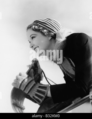 Primo piano della donna alla parte anteriore dello slittino Foto Stock