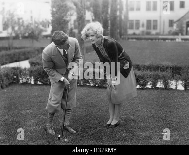 Uomo che parla alla donna mentre il golf Foto Stock