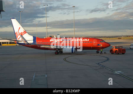 Un aereo Virgin Blue in preparazione alla partenza all'aeroporto di Melbourne in Australia. Foto Stock