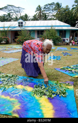 Donna con cravatta pareu colorante panno sul Atiu Isole Cook Foto Stock