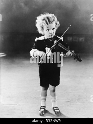 Ritratto di Little Boy suona il violino Foto Stock