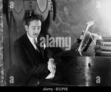 L'uomo suonare il pianoforte Foto Stock