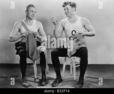 Due uomini di tessitura e cucitura Foto Stock