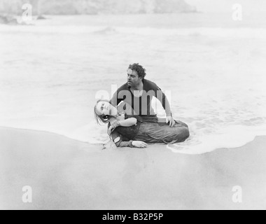 Uomo Donna di salvataggio da ocean Foto Stock