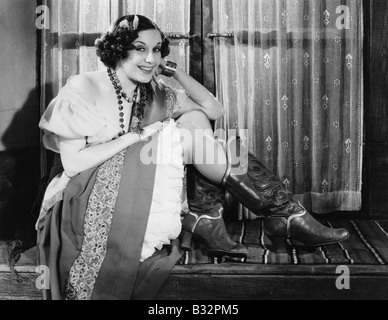 Ritratto di donna che indossa stivali da cowboy Foto Stock
