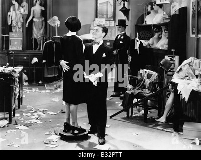 Uomo con manichino in department store Foto Stock