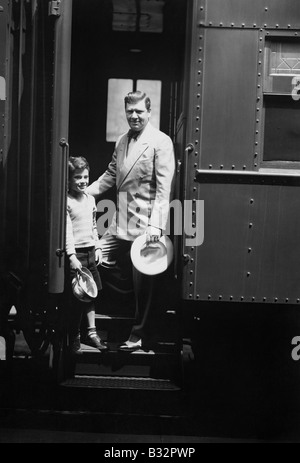 Uomo e figlio sul treno Foto Stock