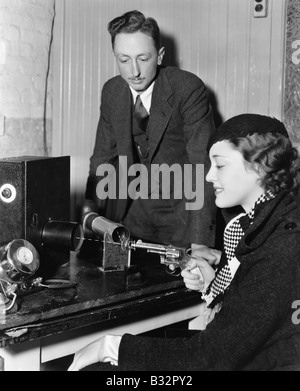 Test di uomo womans obiettivo con la pistola Foto Stock