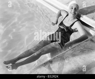 Giovane donna rilassante in un pool Foto Stock