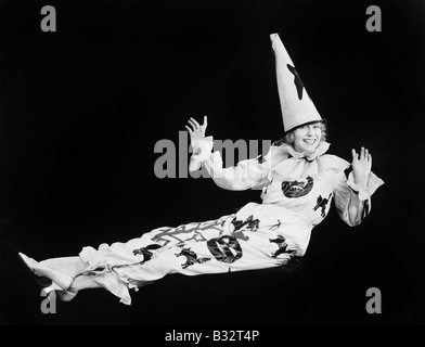 Ritratto di un clown sorridente con le braccia sollevate Foto Stock