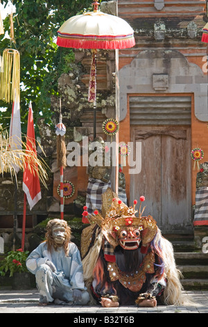 In occasione di uno spettacolo di danza Barong, in Batubulan (Bali - Indonesia). Lors d'onu spectacle de danse Barong à Batubulan. Foto Stock