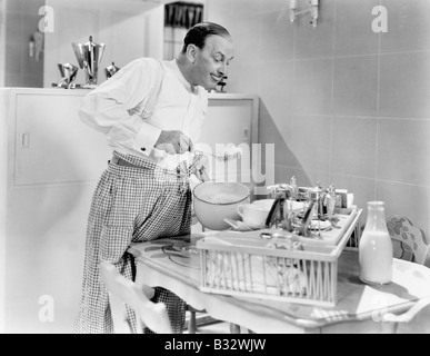 L'uomo la preparazione di cibi in una cucina Foto Stock