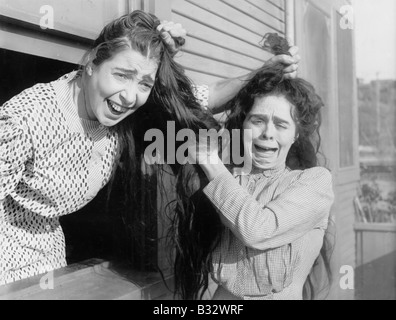 Due donne combattimenti e tirando ogni altri capelli Foto Stock