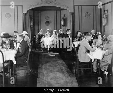 Gruppo di persone sedute in un ristorante a cena Foto Stock