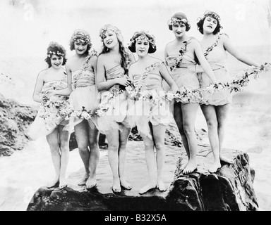 Sei donne in posa in spiaggia Foto Stock
