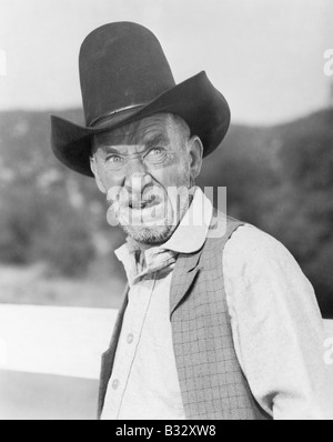 Uomo in un cappello da cowboy cercando arrabbiato Foto Stock