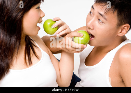 Un sano asian giovane mangiare le mele Foto Stock