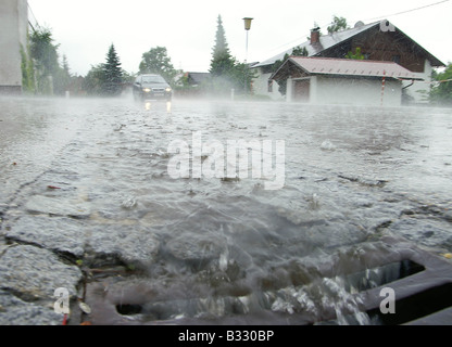 Pioggia pesante con strade allagate Foto Stock