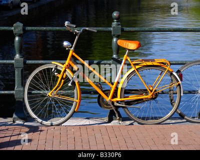 Bicicletta olandese in un canale di Amsterdam Foto Stock