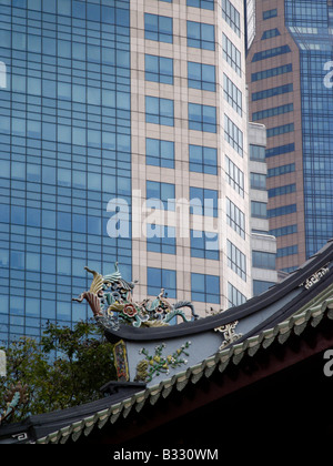 Moderno rispetto ai tradizionali in Chinatown, Singapore Foto Stock