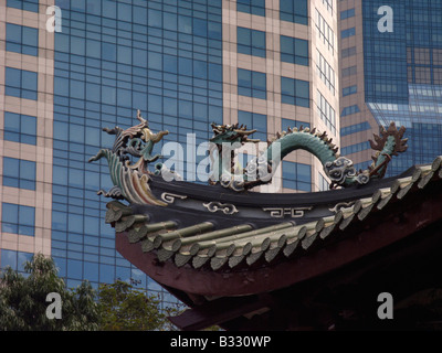 Moderno rispetto ai tradizionali in Chinatown, Singapore Foto Stock