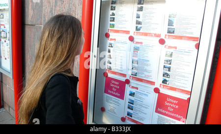 Giovane donna alla ricerca di propertys Foto Stock