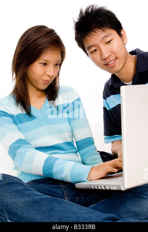 Una giovane donna ottiene frustrato utilizzando un computer Foto Stock
