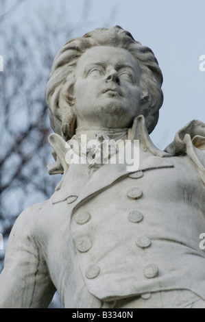 Monumento di Mozart in Viennese di giardino del castello Foto Stock