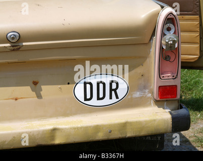 Retro di una Trabant con targa di memoria DDR Foto Stock