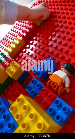Little Boy a giocare con i mattoncini Lego Foto Stock