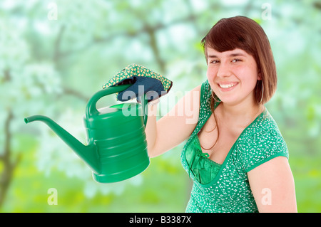 Adolescente con verde annaffiatoio Foto Stock