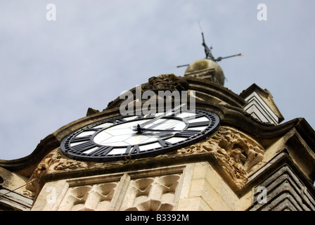Vista insolito dell'orologio sul Edwardian Torre dell Orologio sul verde Lowman Tiverton Foto Stock