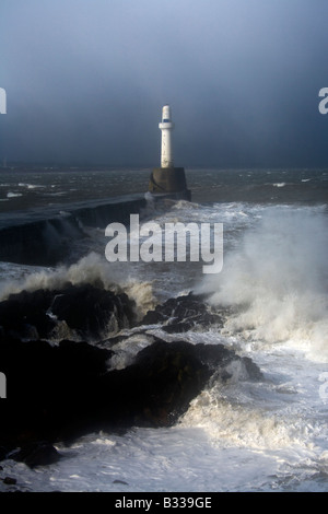 Le difficili condizioni atmosferiche le percosse uno dei fari segnando l'ingresso al porto di Aberdeen, Aberdeenshire, Scozia Foto Stock