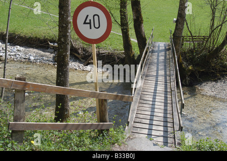 La limitazione di velocità sul lungomare su greco Foto Stock