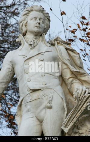 Monumento di Mozart in Viennese di giardino del castello Foto Stock