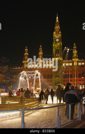 Viennese sogno di ghiaccio presso la piazza del municipio di sera Foto Stock