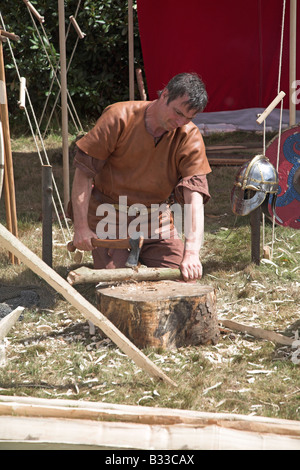 Storia viva rievocazione romana, Saxon, Viking e di epoca normanna in Inghilterra - falegname al lavoro Foto Stock