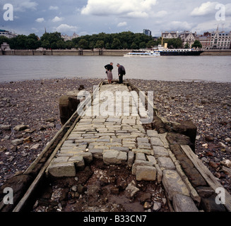 Paio di ispezionare un antico di legno e di pietra di uno scalo. Il fiume Tamigi, Londra, Inghilterra, Regno Unito. Foto Stock