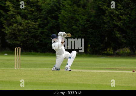 Battitore gioca un off-drive Foto Stock