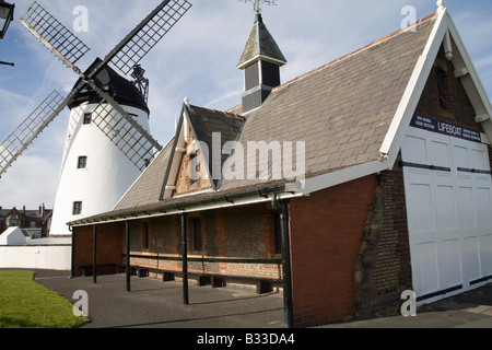 Lytham St Annes Lancashire Inghilterra UK Luglio Lytham Windmill e la vecchia stazione di salvataggio ora un museo Foto Stock