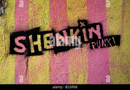 Graffiti a leggere 'Shenkin Punx' trovato su bohemian Shenkin Street nel centro di Tel Aviv, Israele. Foto Stock