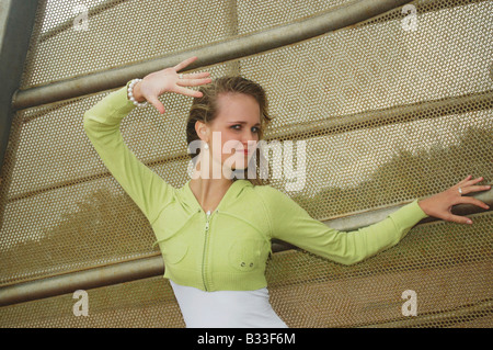 Giovane donna in posa di forti venti Foto Stock