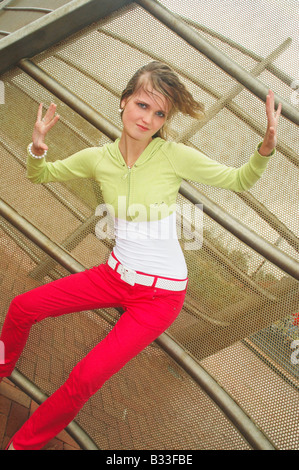 Giovane donna sfidano il vento forte Foto Stock