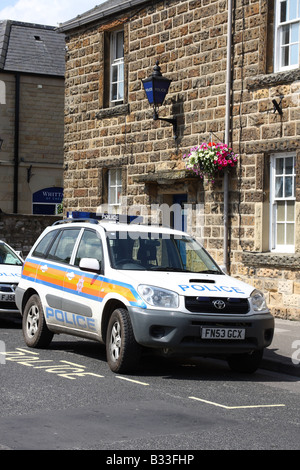 Auto della Polizia al di fuori della stazione di polizia in Bakewell, Derbyshire, England, Regno Unito Foto Stock