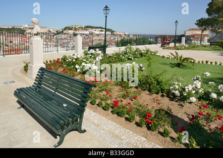 Vista dal Miradouro de Sao Pedro de Alcantara verso il castello di Lisbona, Portogallo. Foto Stock