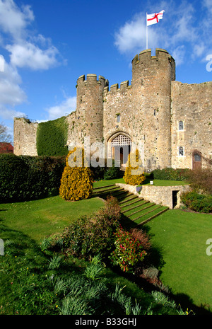 Amberley Castle in primavera battenti bandiera di Saint George, West Sussex, in Inghilterra, Regno Unito Foto Stock